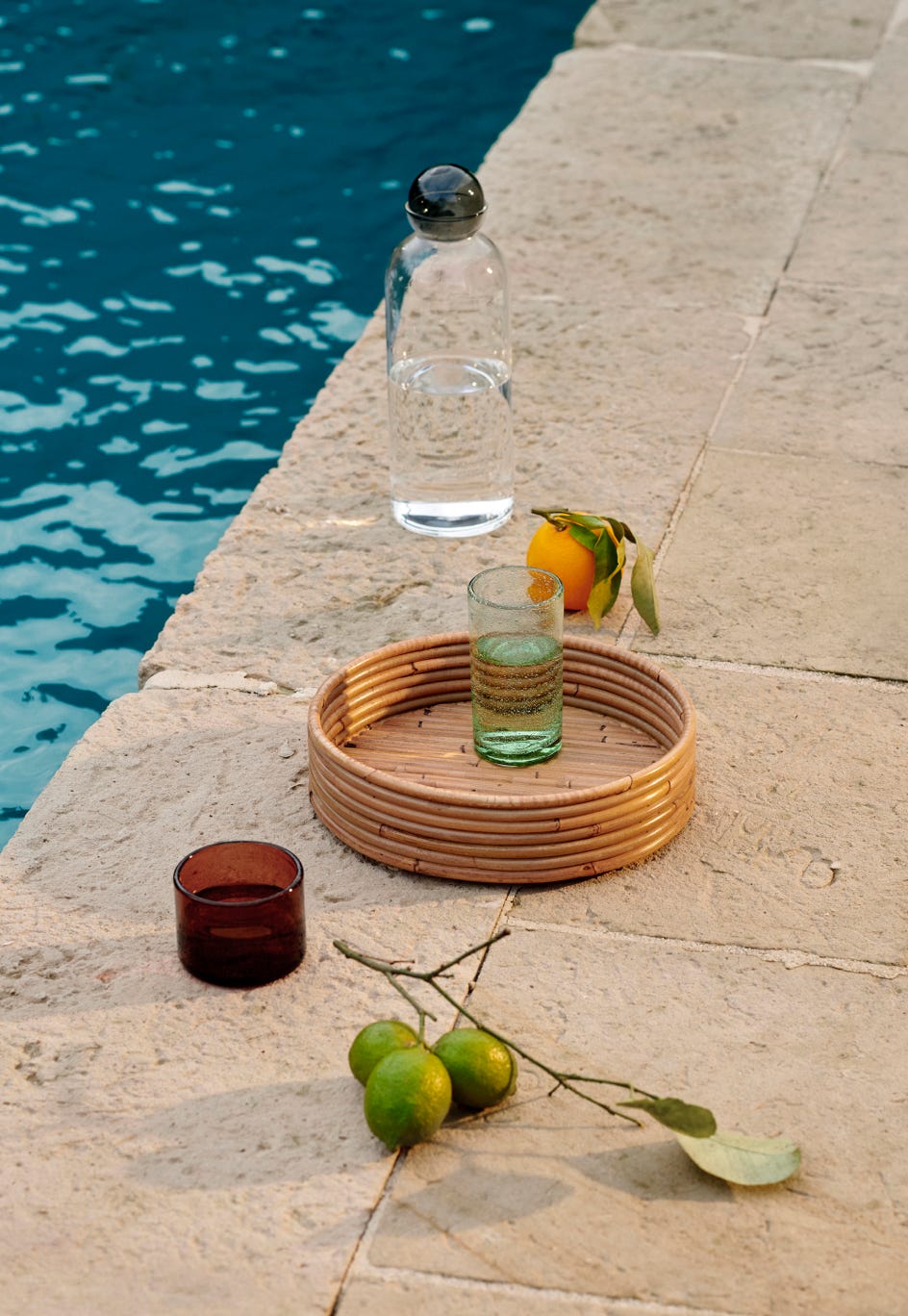 Isola tables & trays