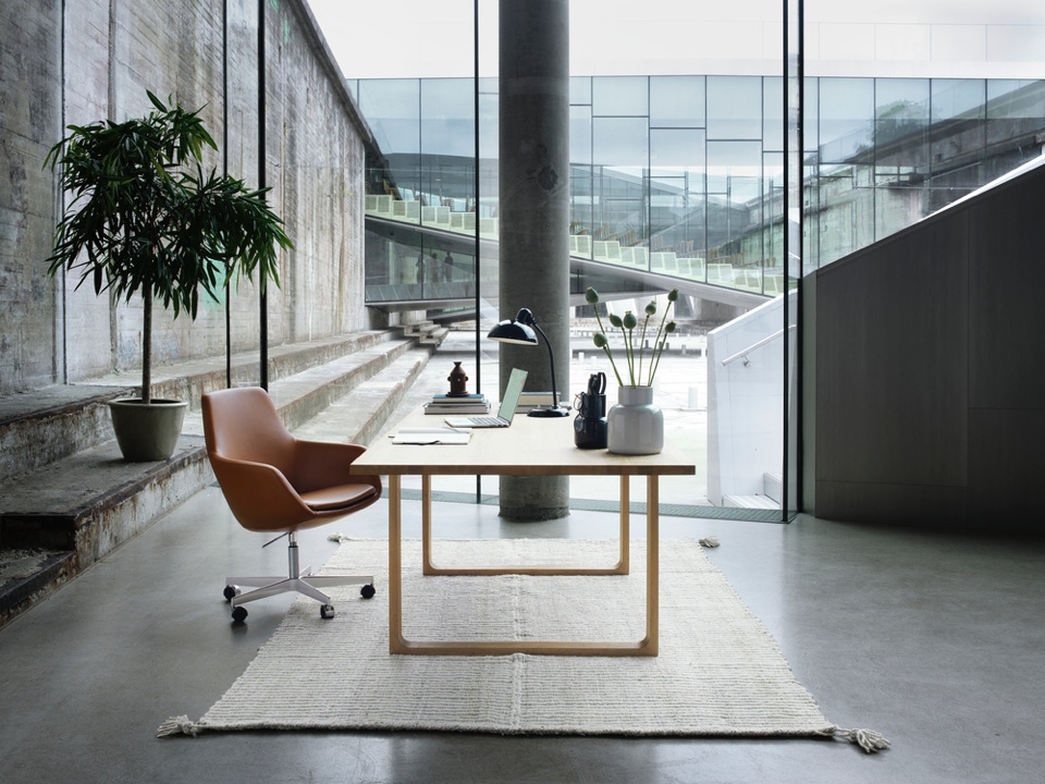 Little Giraffe pivotante Chaise Fritz Hansen – Arne Jacobsen, 1959/2018