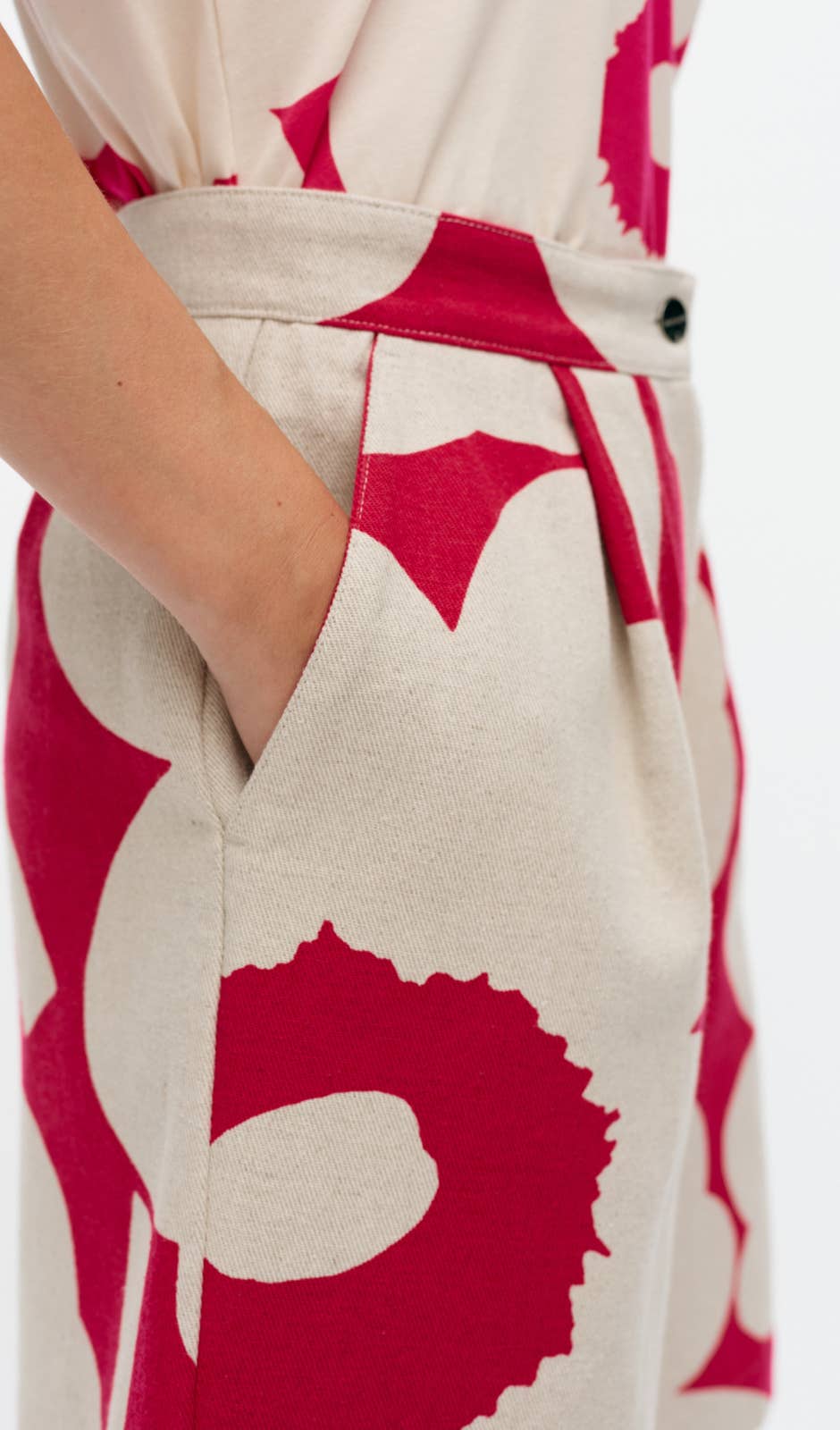  Hyöky Unikko shorts  – cotton and linen blend twill