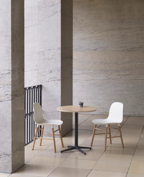 Les Chaises design à coque plastique et pieds bois : la chaise Form, de Normann Copenhagen