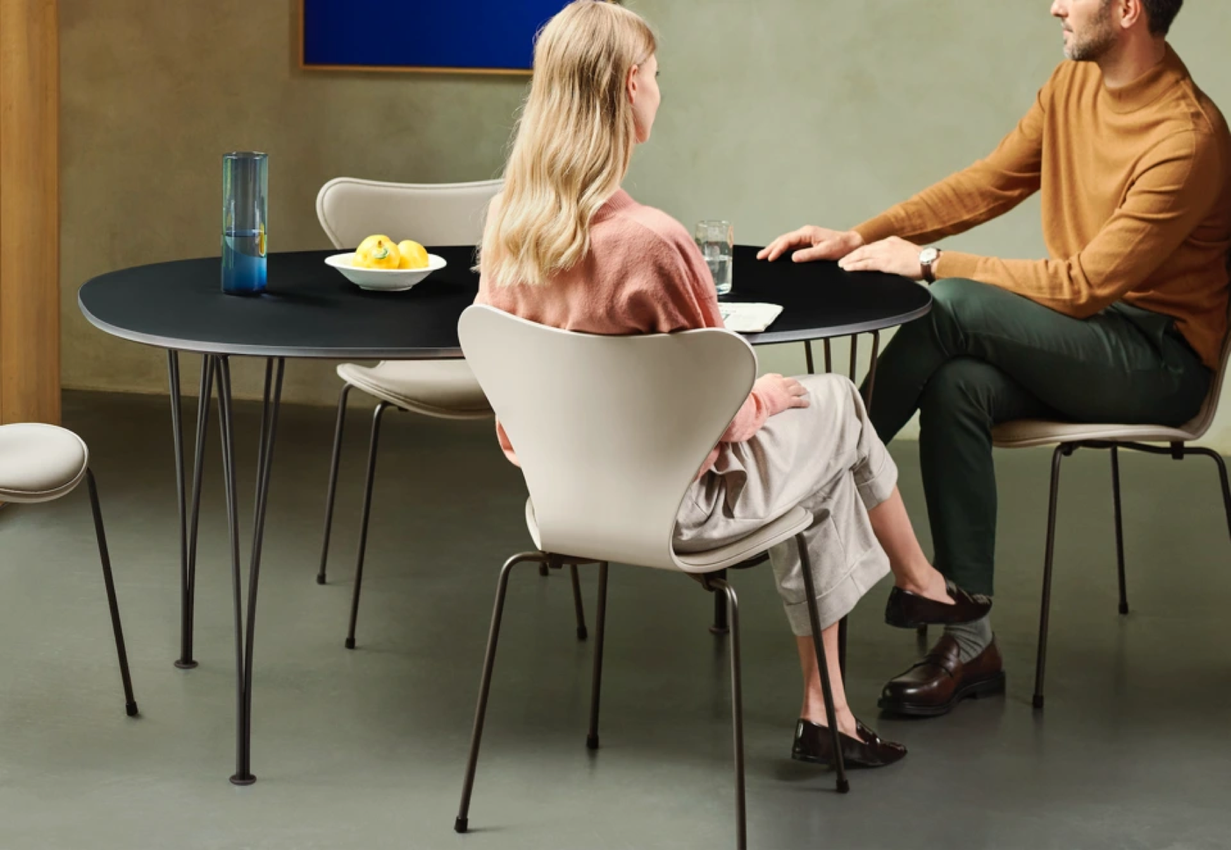 chaises pieds métal Fritz Hansen