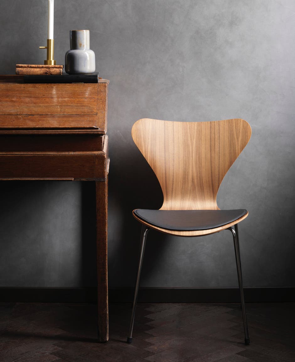 Les Chaises design à pieds métal : la chaise Série 7 d'Arne Jacobsen, par Fritz Hansen
