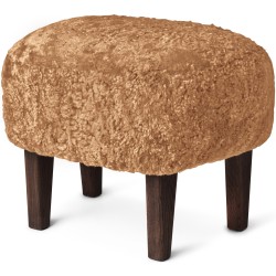 Pouf Ingeborg – Peau de mouton Honey + Chêne teinté foncé - Audo Copenhagen