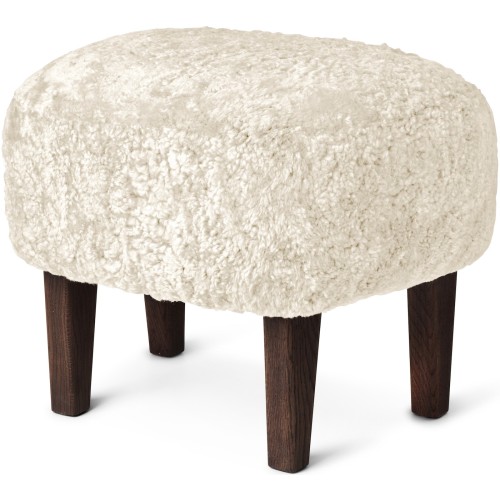 Pouf Ingeborg – Peau de mouton Off-White + Chêne teinté foncé - Audo Copenhagen