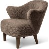 Fauteuil Ingeborg – Peau de mouton Sahara + Chêne teinté foncé - Audo Copenhagen