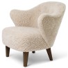 Fauteuil Ingeborg – Peau de mouton Moonlight + Chêne teinté foncé - Audo Copenhagen