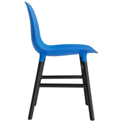 Bleu vif / Chêne peint en noir – Chaise Form - Normann Copenhagen