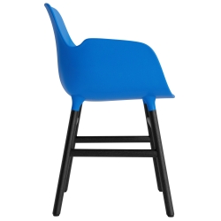 Bleu vif / Chêne peint en noir – Chaise Form avec accoudoirs - Normann Copenhagen