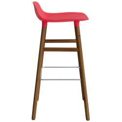 Tabouret de bar Form, pieds bois – Rouge vif + Noyer - Normann Copenhagen