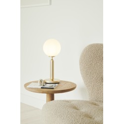 Nuura – Lampe de table Miira laiton et verre opal blanc