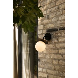 Nuura – Applique Liila Outdoor, noir et verre opal blanc