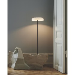 Nuura – Lampadaire Blossi, noir et verre opal blanc