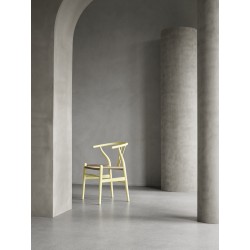 Carl Hansen & Søn – Chaise CH24 Soft Color Ilse Crawford, hollyhock et corde de papier naturelle