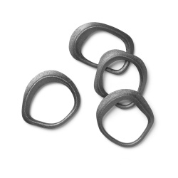 Napkin rings – Flow black brass - Ferm Living