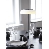 Nuura – Lampe de table Blossi à tige, noir et verre opal blanc