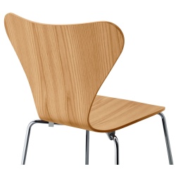 Series 7 chair (n°3107) – clear lacquered elm – Fritz Hansen