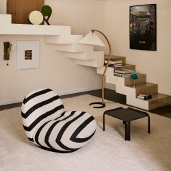 Fauteuil Pacha, Karakorum Stripe Noir et Blanc + base noire fixe – Gubi