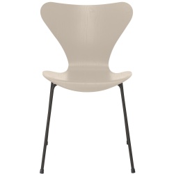 Series 7 chair (n°3107) – Light Beige / Warm Graphite – Coloured ash – Fritz Hansen