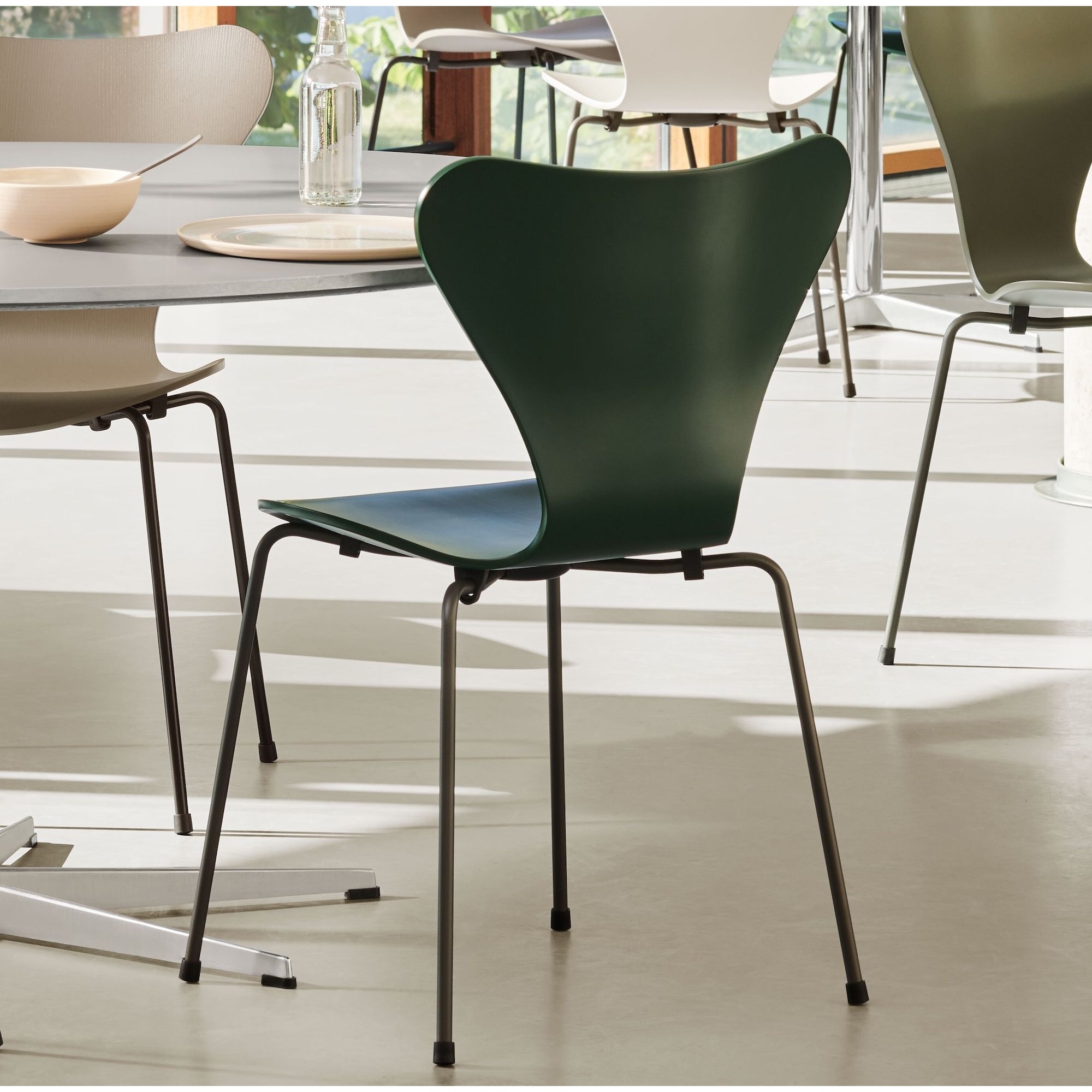 Series 7 chair (n°3107) – Evergreen / Chrome – Coloured ash – Fritz Hansen