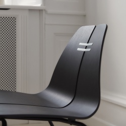 Fauteuil PK23 – Frêne teinté noir / Acier inoxydable noir – Fritz Hansen