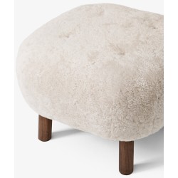 Pouf Little Petra – mouton Moonlight + noyer huilé - &Tradition