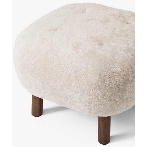 Little Petra pouf - Moonlight sheepskin + oiled walnut - &Tradition