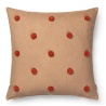 50x50cm – Housse de coussin Dot tufted – Camel et rouge - Ferm Living