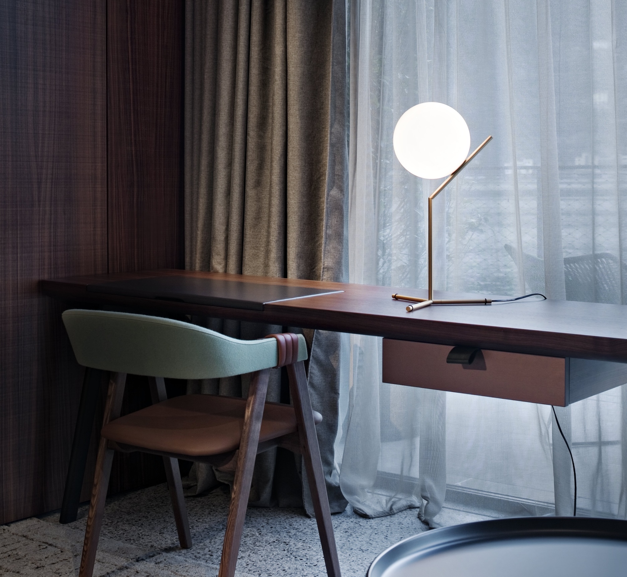 IC table lamp